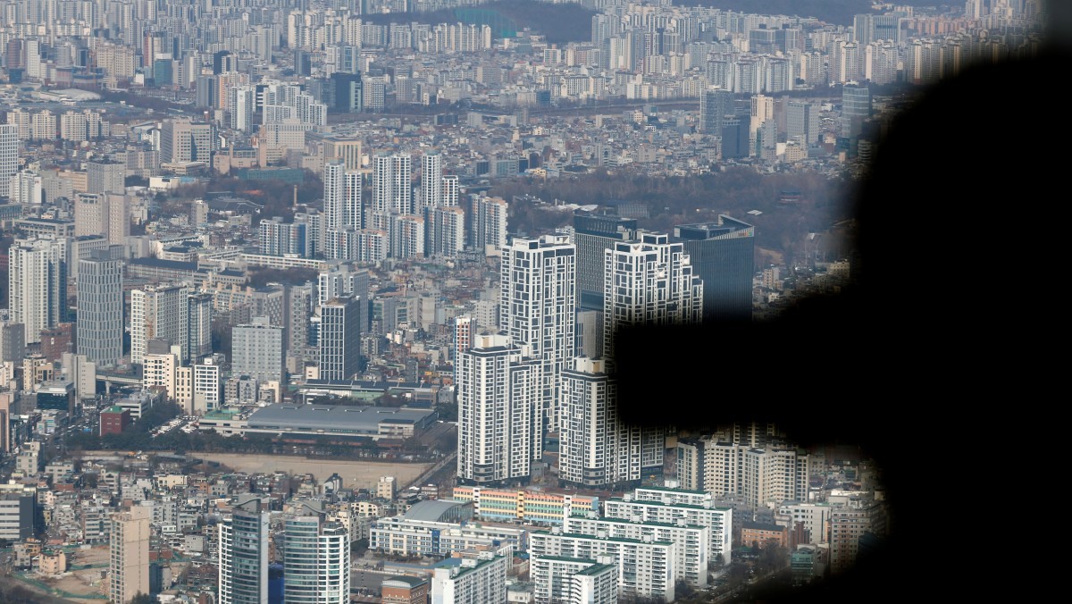 서울시 송파구 올림픽로 롯데 월드 타워 서울스카이 전망대에서 아파트 등 주택 단지가 보이고 있다. / 뉴스1