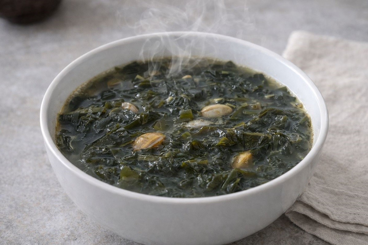 새우가루 등 해물로 맛을 낸 미역국 모습. 기사 이해를 돕기 위해 AI를 활용해 제작한 자료 사진입니다. 실제 모습과 다소 차이가 있을 수 있습니다.