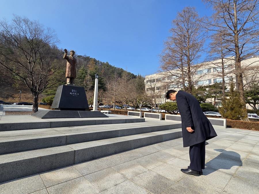 박태준 전 총리 동상 참배