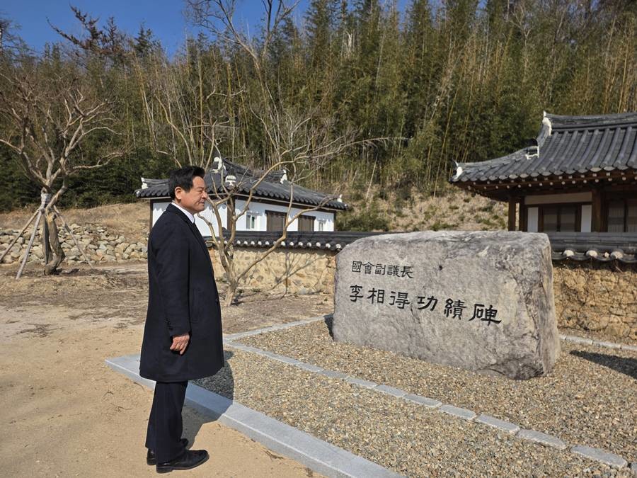이상득 전 국회부의장 공적비 참배
