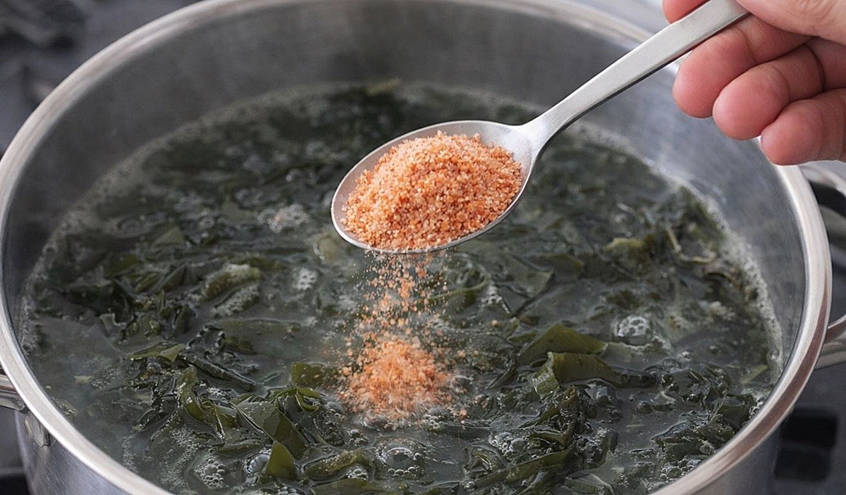 미역국에 새우가루를 넣는 모습. 기사 이해를 돕기 위해 AI를 활용해 제작한 자료 사진입니다. 실제 모습과 다소 차이가 있을 수 있습니다.