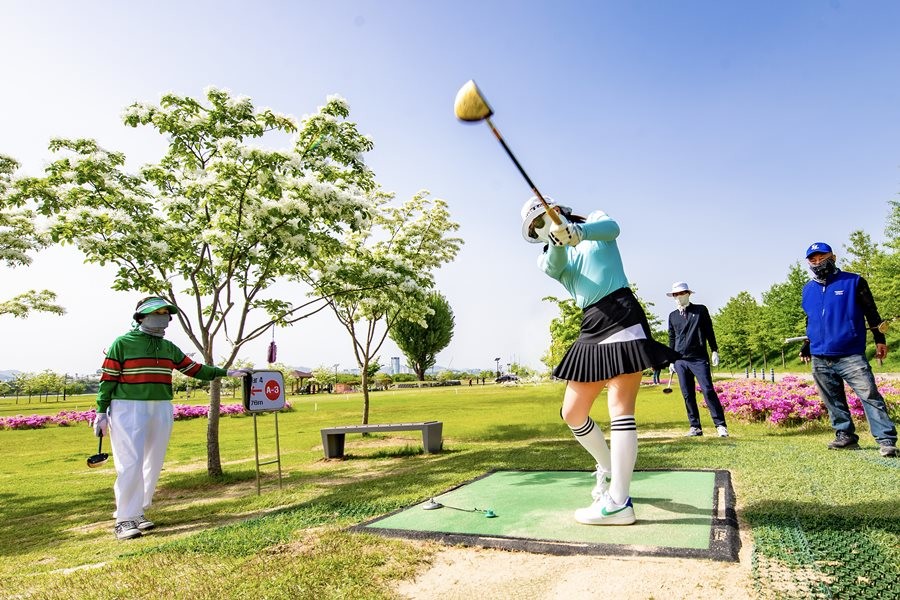 골프 동호인들이 구미 동락파크골프장에서 골프를 치고 있다. / 구미시 제공