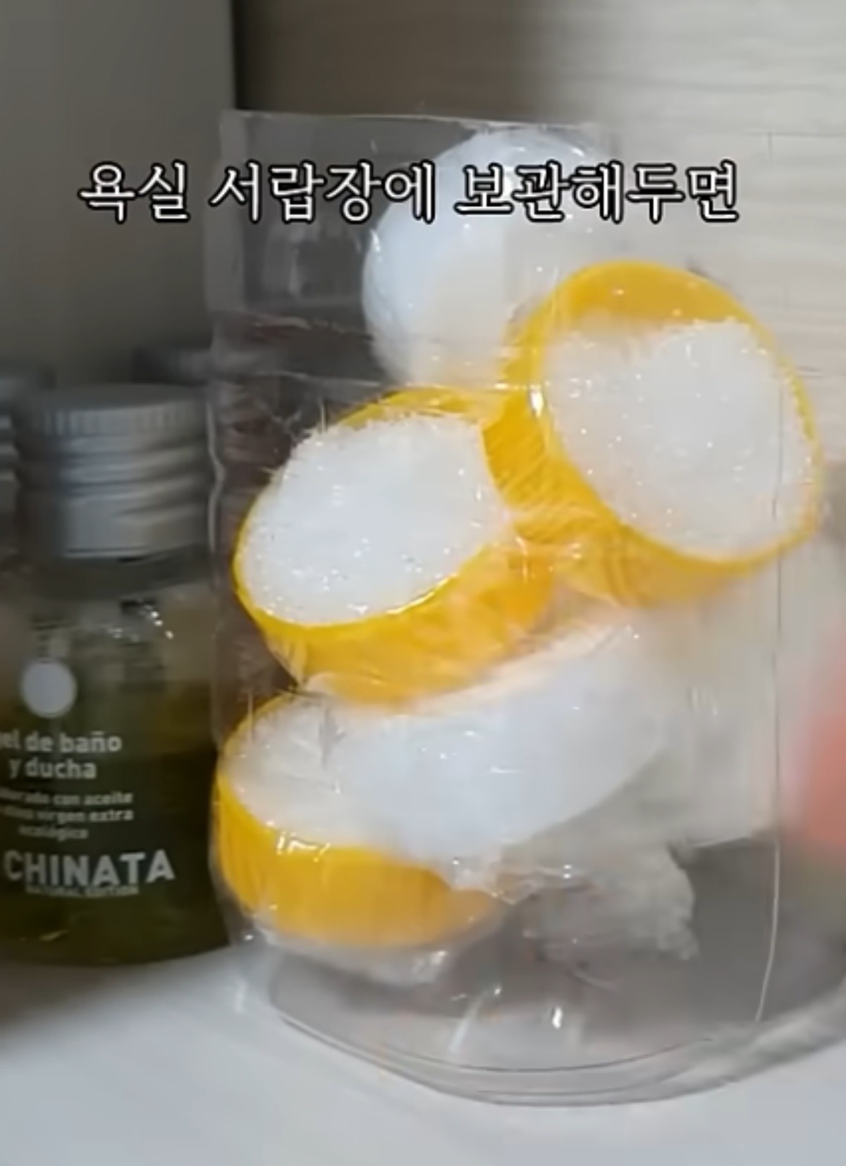 페트병 뚜껑을 욕실에서 활용한 모습 / 유튜브 '집구석구석꿀팁, 집꿀'
