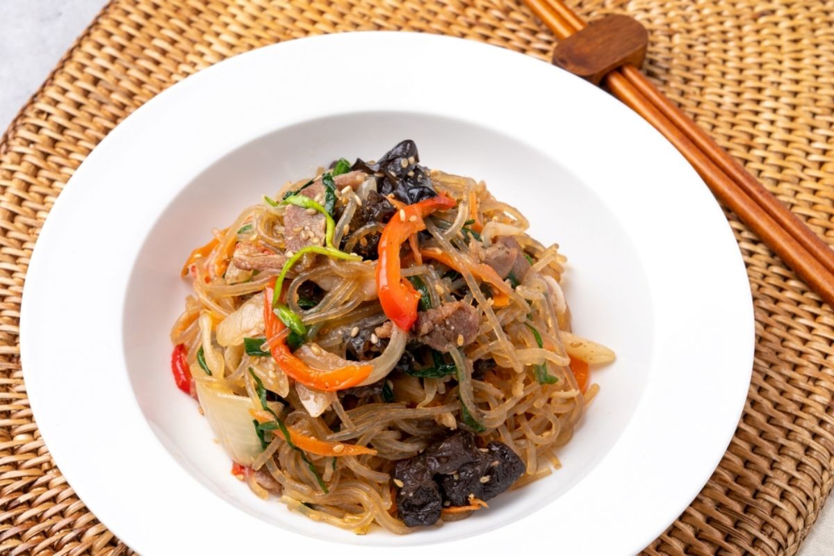 잡채덮밥  / Hyeong-Taek Lee-shutterstock.com