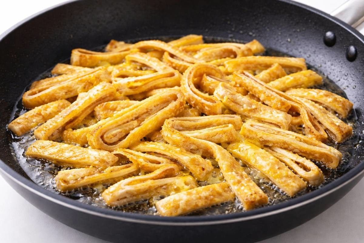 계란옷을 입힌 어묵을 중약불에서 노릇하게 구워준다. 기사에 대한 이해를 돕기 위해 AI 툴로 제작한 자료 사진