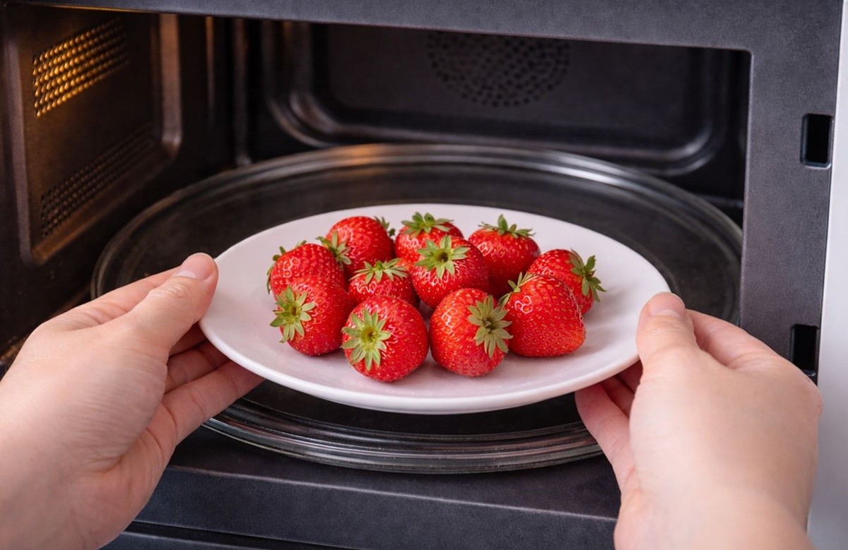 전자레인지에 딸기를 넣은 모습. 기사 이해를 돕기 위해 AI를 활용해 제작한 자료 사진입니다. 실제 모습과 다소 차이가 있을 수 있습니다.