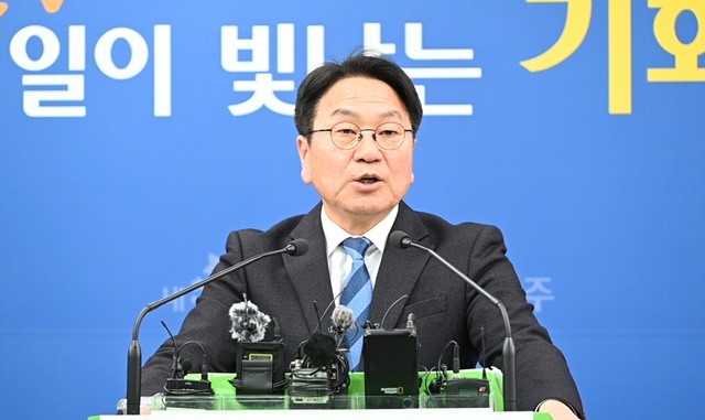 강기정 광주광역시장이 11일 시청 브리핑실에서 ‘공공기관 2차 이전 관련 브리핑’을 하고 있다. / 노해섭 기자