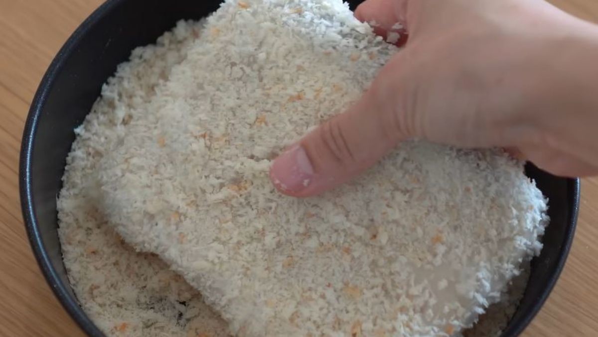 새송이 버섯에 튀김가루를 묻힌다. / 유튜브 식탁일기 table diary