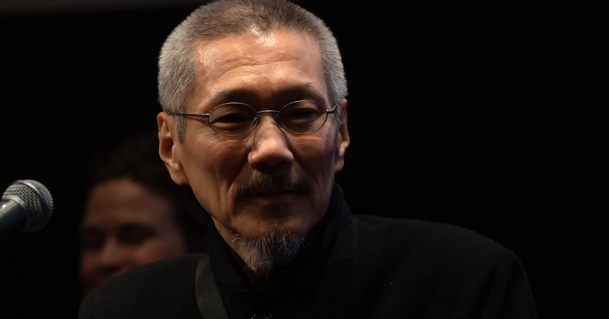 ‘홍상수 감독 전작 회고전’에서 개막작 ‘소설가의 영화’ 상영 전 인사하는 홍상수 / 뉴스1