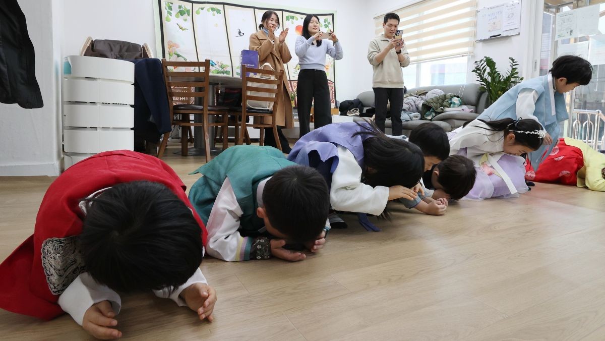 세배하는 어린이들 / 연합뉴스