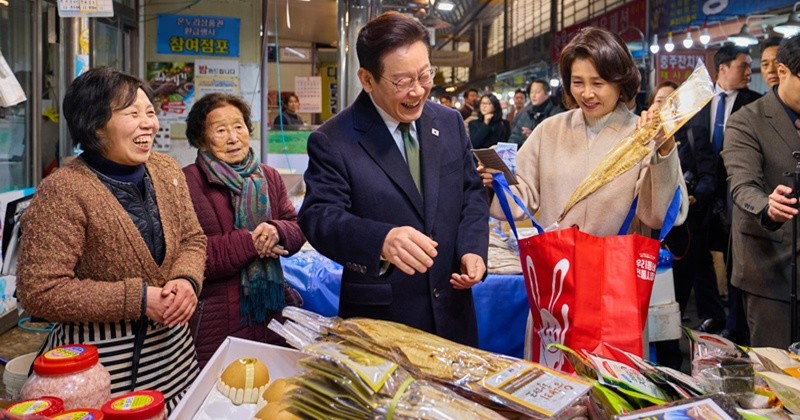 이재명 대통령과 김혜경 여사가 11일 충북 충주시 무학시장을 방문해 황태포 등 제수용품을 구입하고 있다.  / 뉴스1