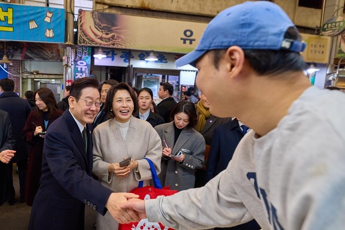 이재명 대통령과 김혜경 여사가 11일 충북 충주시 무학시장을 방문해 시민들과 인사하고 있다. / 뉴스1