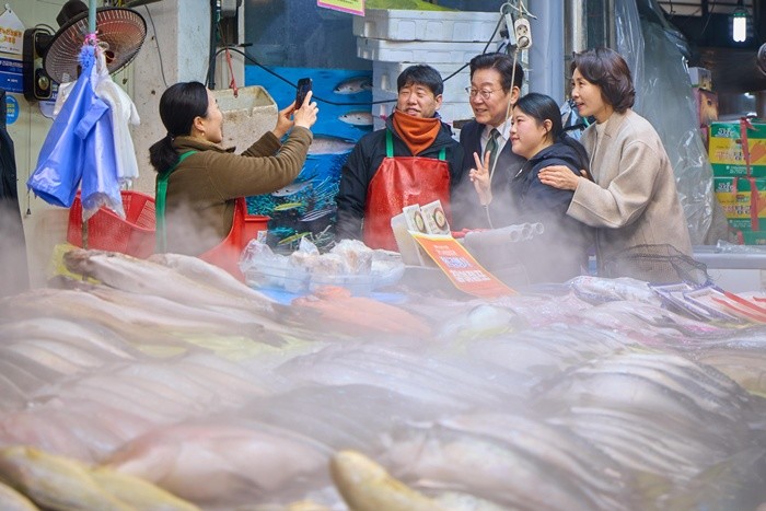 이재명 대통령과 김혜경 여사가 11일 충북 충주시 무학시장을 방문해 상인들과 기념촬영을 하고 있다.  / 뉴스1