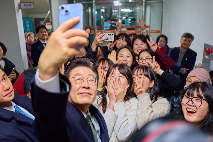 이재명 대통령이 11일 충북 충주시건강복지타운 먹거리 그냥드림 코너를 방문해 시민들과 기념촬영을 하고 있다. / 뉴스1