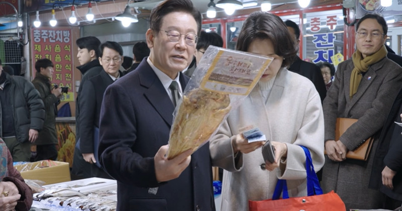 충주 무학시장에서 상품을 살펴 보는 이재명 대통령 / 유튜브 '이재명'