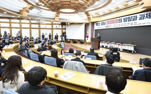 박완수 도지사는 11일 오전 서울 여의도 국회의원회관 제1소회의실에서 열린 ‘경남-부산 행정통합의 방향과 과제 토론회’에 참석해, 수도권 일극 체제에 대응하기 위한 행정통합의 전제조건을 제시했다. / 사진제공=경남도