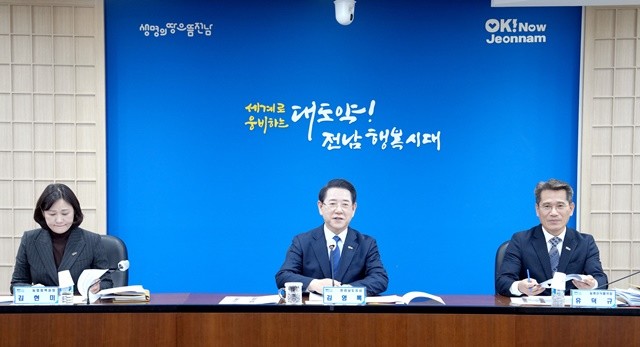 김영록 전라남도지사가 11일 도청 서재필실에서 한농연 도·시군 임원진과 농정발전 간담회를 갖고 있다.