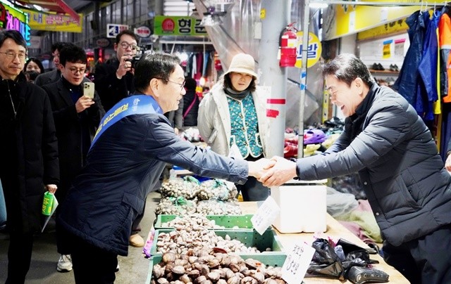 강기정 광주광역시장이 11일 말바우시장을 방문해 고물가와 소비 위축으로 어려움을 겪고 있는 상인들을 격려하고 있다. /광주광역시 제공