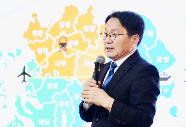 강기정 광주광역시장이 11일 오전 나주시청 대회의실에서 열린 '광주전남 통합 나주시 상생토크'에 참석해 통합의 필요성과 나주시 발전 방안에 대해 소통하고 있다. /광주광역시 제공