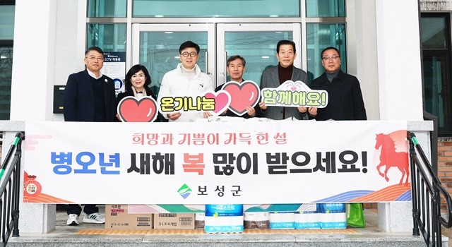 보성군, 설 명절 맞아 ‘작은자의 집’ 위문_사회복지시설인‘작은자의 집’을 방문해 위문품을 전달했다(왼쪽에서 세번째부터 순서대로_김철우 보성군수, 작은자의집 최상민 원장, 전라남도의회 이동현 의원)