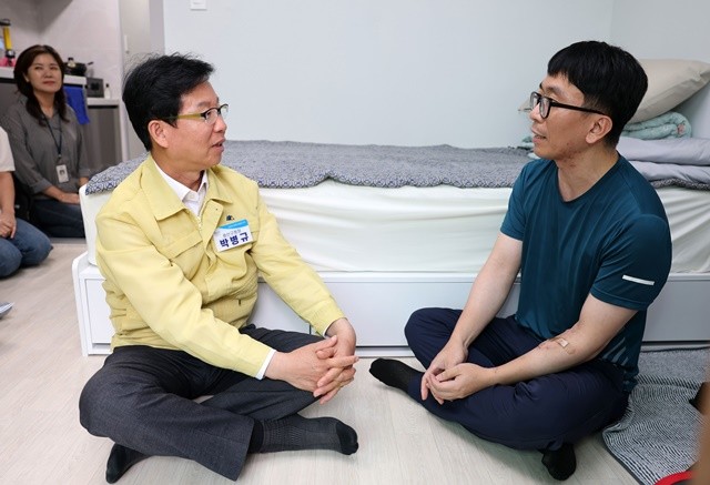 박병규 광산구청장이 지난해 9월 추석 명절을 앞두고 ‘살던집 프로젝트’의 ‘중간집’을 찾아 입주해 생활하고 있는 주민의 안부를 살폈다.