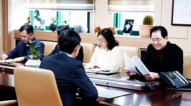 완도군이 지난 8일 한국수산자원공단과 바다 숲 탄소 거래 시범 사업에 대한 간담회를 가졌다.