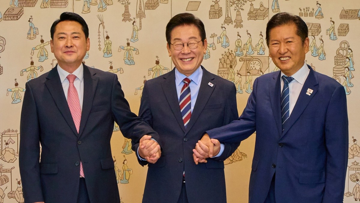 이재명 대통령이 지난해 서울 용산 대통령실 청사에서 열린 여야 지도부 오찬 회동에서 정청래 더불어민주당 대표, 장동혁 국민의힘 대표와 기념촬영을 하고 있다.  / 청와대 제공, 뉴스1