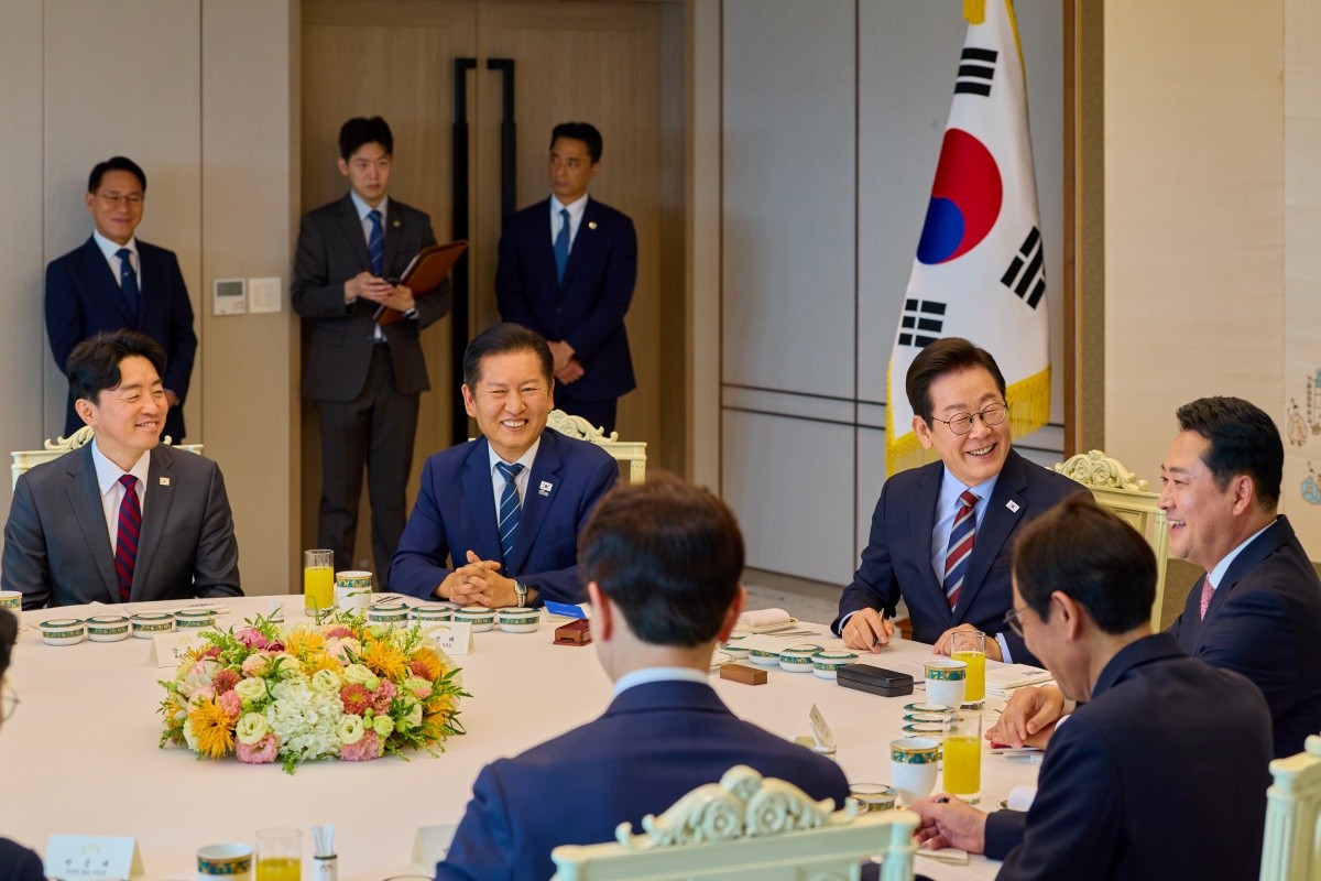 이재명 대통령이 지난해 서울 용산 대통령실 청사에서 열린 여야 지도부 오찬 회동에서 정청래 더불어민주당 대표, 장동혁 국민의힘 대표와 대화를 하며 미소를 짓고 있다.  / 이재명 대통령 SNS, 뉴스1