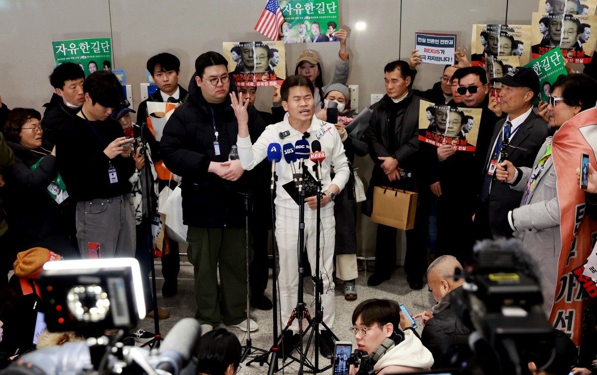전한길 전 한국사 강사가 지난 3일 인천국제공항 제2여객터미널로 귀국해 기자회견을 갖고 있다. / 뉴 스1