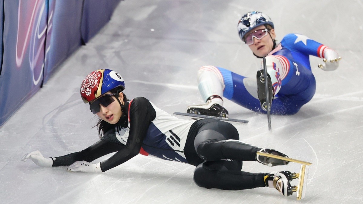 넘어지는 김길리 / 뉴스1