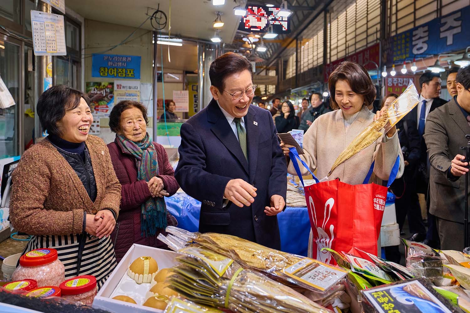 이재명 대통령과 김혜경 여사가 11일 충북 충주시 무학시장을 방문해 황태포 등 제수용품을 구입하고 있다. / 청와대 제공
