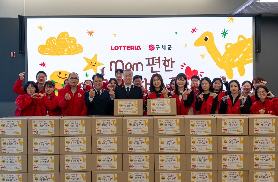 지난 11일 취약계층 아동을 위해 명절 키트를 전달했다. /     롯데리아 제공