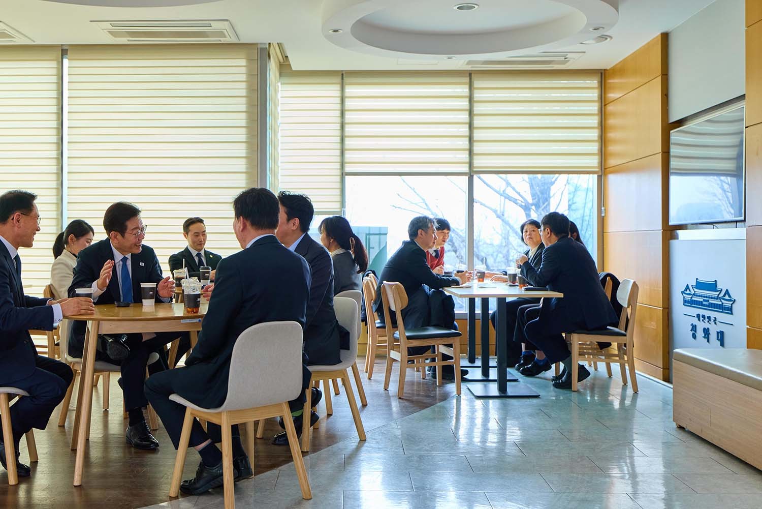 이재명 대통령이 지난 5일 청와대 연풍문 카페에서 참모진과 차담을 하고 있다. / 이재명 대통령 SNS