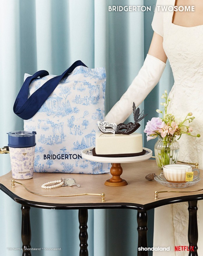 ‘브리저튼’의 감성 담은 굿즈 론칭 / 투썸플레이스 제공