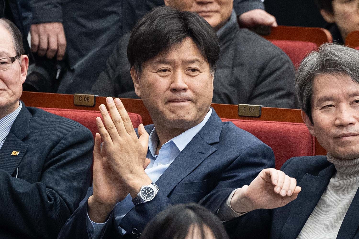 김용 전 민주연구원 부원장이 10일 서울 여의도 국회도서관에서 열린 박찬대 출판기념회 '검은싸락눈' 에서 손뼉을 치고 있다. / 뉴스1