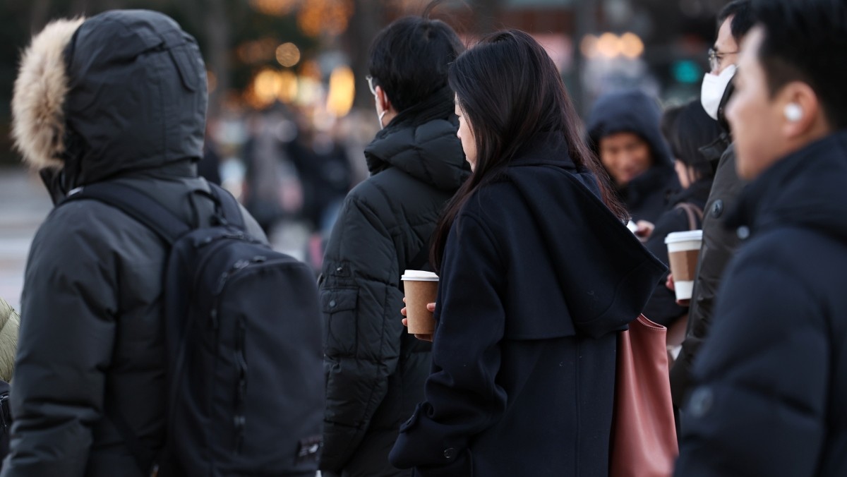 시민들이 커피를 들고 출근길 발걸음을 옮기고 있다. 기사의 이해를 돕기 위한 사진 / 뉴스1