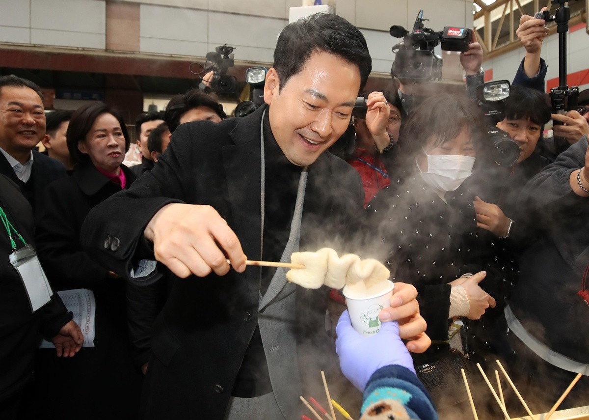 장동혁 국민의힘 대표가 11일 오전 대구 서문시장의 어묵가게에서 어묵을 맛보고 있다. / 뉴스1