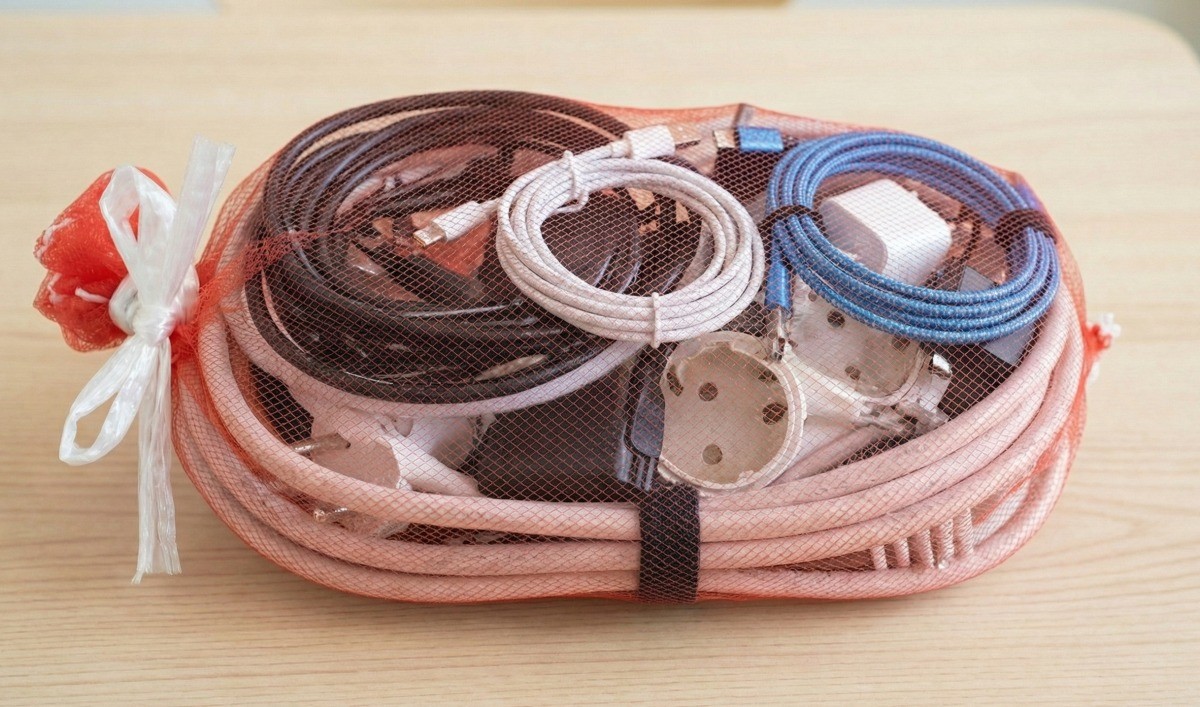 AI로 생성한 자료사진. 양파망은 전선을 정리해 보관하는 용도로 활용할 수 있다. 이 외에도 비닐봉지를 보관하는 용도 등 다양한 생활용품을 넣어둘 수 있다. 내용물이 보이기 때문에 관리가 수월하다는 장점이 있다.