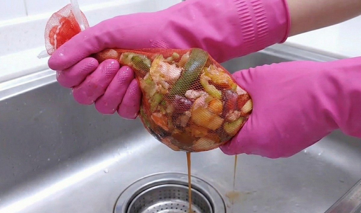 AI로 생성한 자료사진. 양파망은 음식물 쓰레기의 물기를 짜는 용도로 활용할 수 있다.