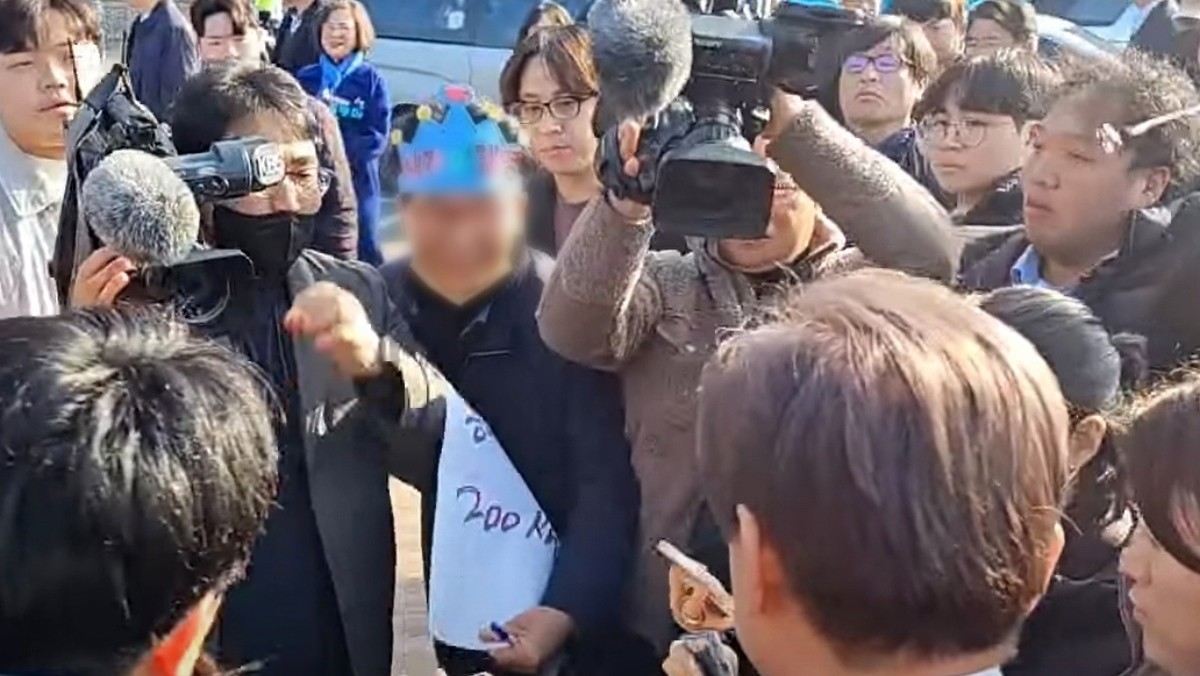 이재명 대통령(당시 더불어민주당 대표)을 습격한 왕관 쓴 용의자 모습 / 유튜브 정양일 TV 캡처, 뉴스1