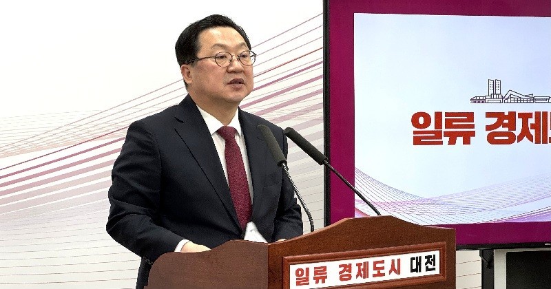 이장우 대전시장이 12일 기자회견에서 대전·충남 행정통합 특별법 심사 과정과 관련해 “충청을 대변할 의원이 없다”며 민주당과 지역 국회의원들을 강하게 비판하고 있다./사진=김지연 기자