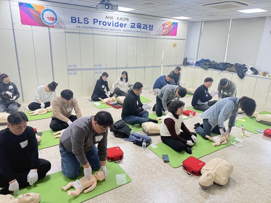 계명문화대학교 교원들이 교내 심폐소생술 교육센터에서 심폐소생술 교육을 받고 있다.   / 계명문화대 제공