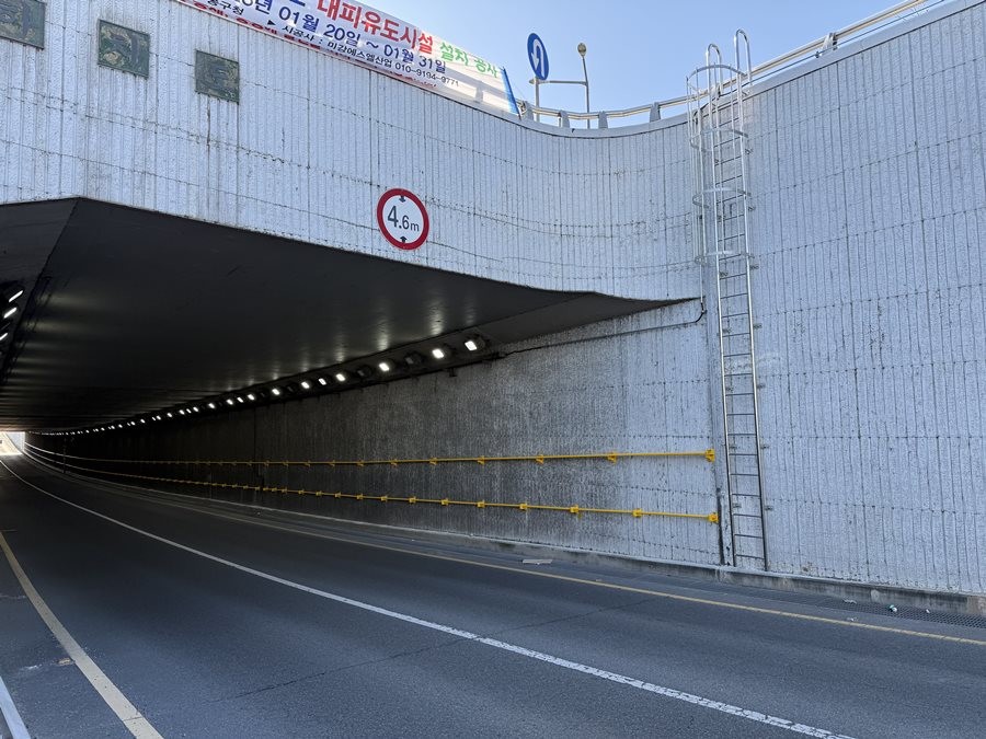 대구 불로지하차도 내 대피유도시설이 설치돼 있다. / 대구 동구 제공