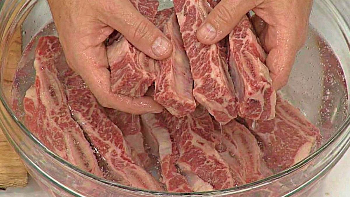 'LA갈비 핏물 빼기, 진짜 꿀팁은?' 기사 내용 토대로 AI툴 활용해 제작한 자료사진.