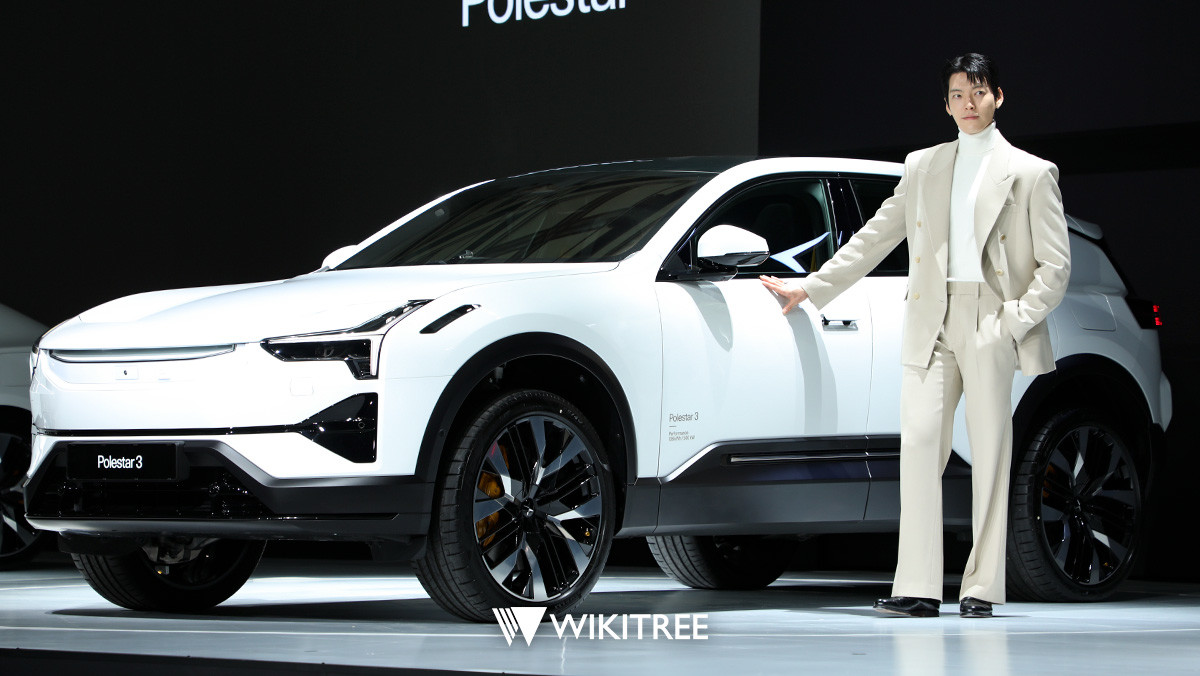 폴스타 3와 함께 사진을 촬영 중인 배우 김우빈    . / 권혁재 PD