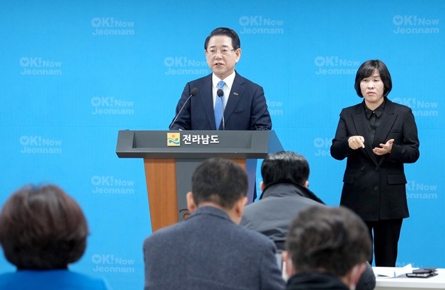 김영록 전라남도지사가 12일 도청 브리핑룸에서 400만 전남광주통합특별시 실현을 위한 전남·광주 3+1축 산업 대부흥 비전을 발표하고 있다.