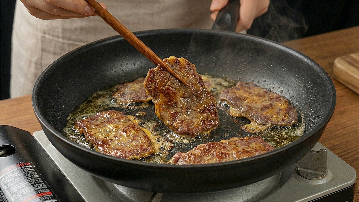 맛있게 구워지고 있는 소고기 육전 / AI 생성 이미지