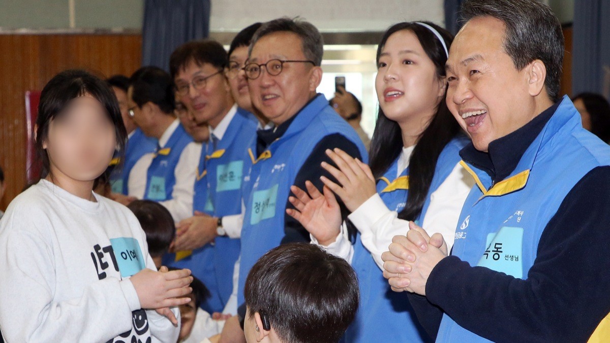사진은 오른쪽부터 진옥동 신한금융그룹 회장, 신유빈 선수, 정상혁 신한은행장이 아이들과 체험활동을 하는 모습. 신한금융그룹이 지난 11일 서울 은평구에 위치한 아동양육시설 '서울시립 꿈나무마을'에서 자립준비청년 지원을 위한 봉사활동을 진행했다. / 신한금융그룹 제공