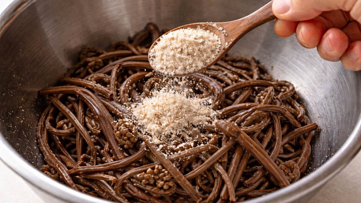 '고사리에 이 가루를?!' 기사 내용 토대로 AI툴 활용해 제작한 자료사진.