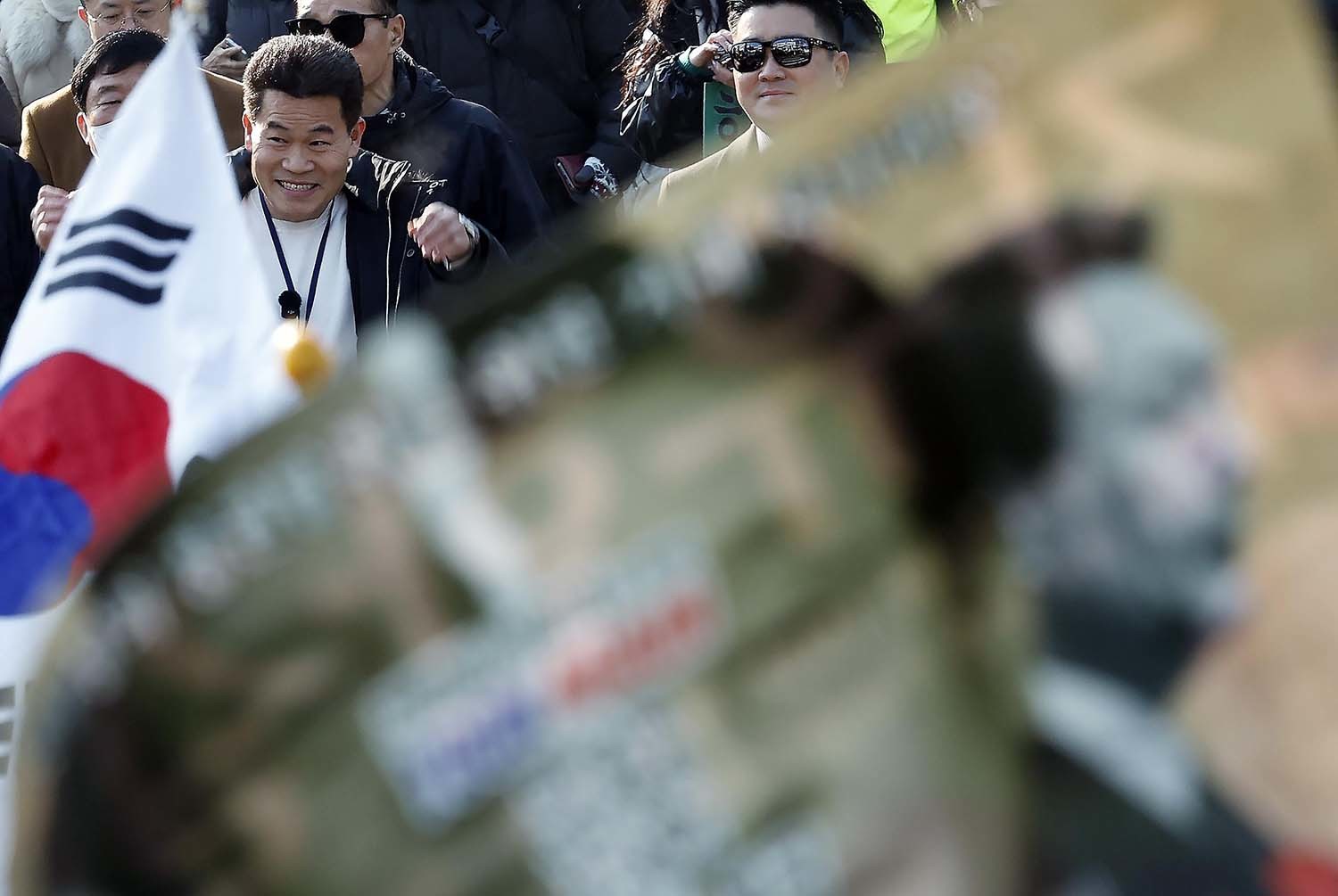 이재명 대통령과 김현지 청와대제1부속실장에 대한 허위 사실을 유포한 혐의로 고발된 한국사 강사 출신 보수 유튜버 전한길 씨가 12일 오전 서울시 동작구 노량진역 앞으로 피의자 신분 경찰 첫 소환 조사 출석에 앞서 기자회견을 위해 걸어오고 있다.  / 뉴스1